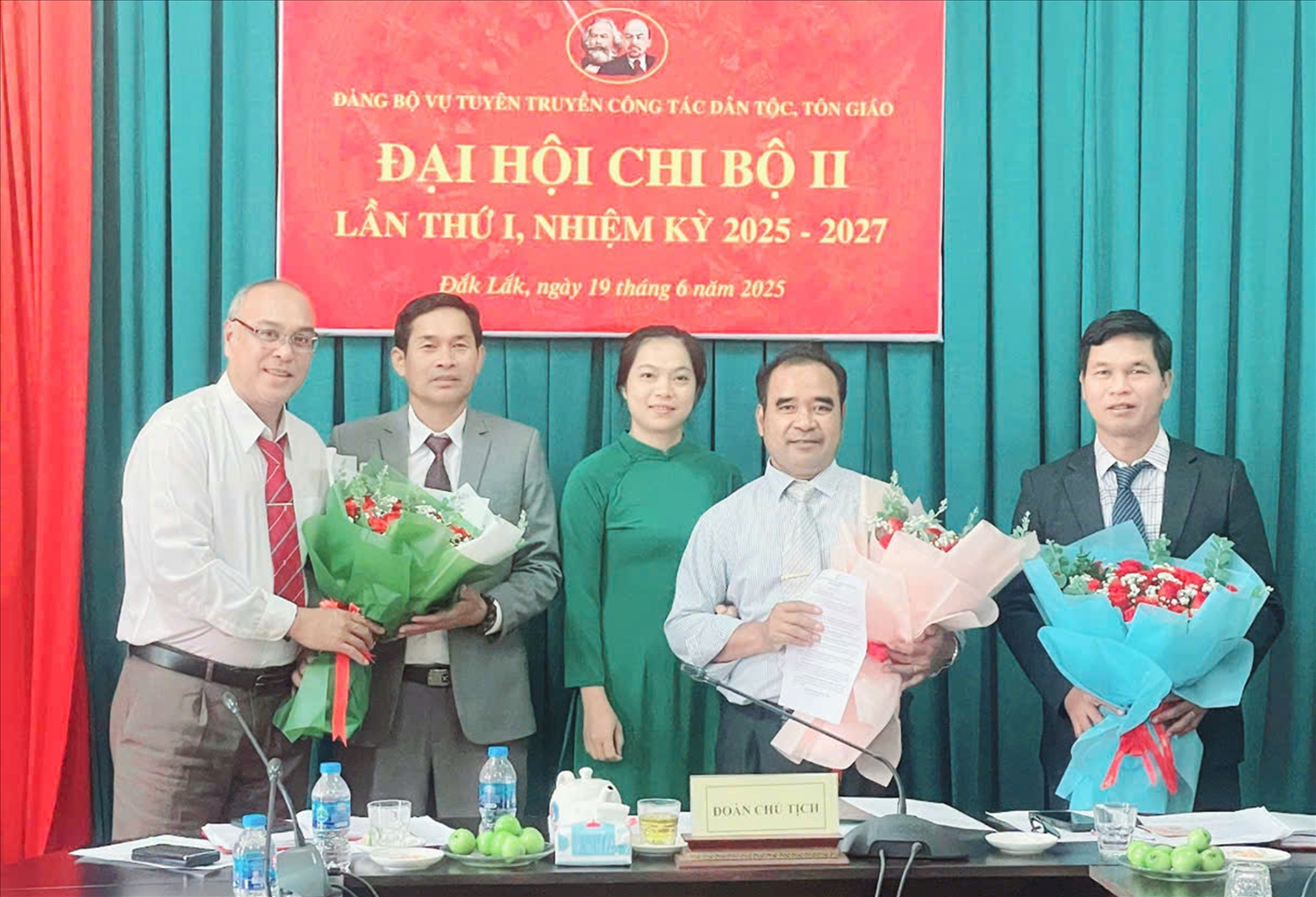 Chi ủy, Chi bộ 2 khóa mới gồm 3 đồng chí ra mắt tại Đại hội