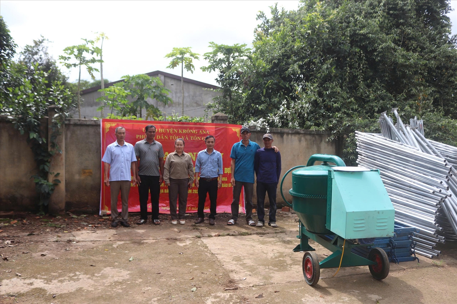Đại diện lãnh đạo phòng Dân tộc và Tôn giáo huyện trao phương tiện, máy móc cho Tổ hợp tác Xây dựng Buôn Trấp