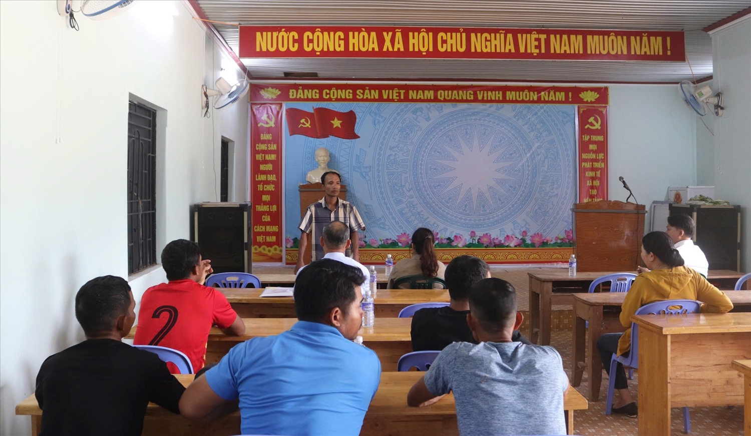 Tổ trưởng Tổ hợp tác xây dựng Buôn Trấp phát biểu cảm ơn và cam kết phát huy hiệu quả chính sách hỗ trợ của Nhà nước
