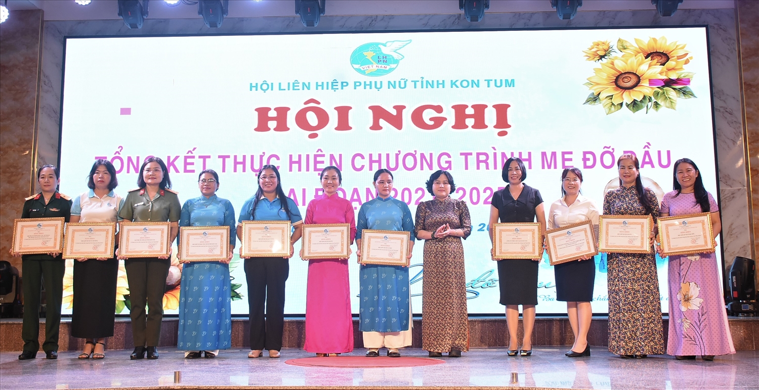 Hội LHPN tỉnh Kon Tum tặng Bằng khen cho các tập thể, cá nhân có thành tích xuất sắc trong thực hiện chương trình “Mẹ đỡ đầu”