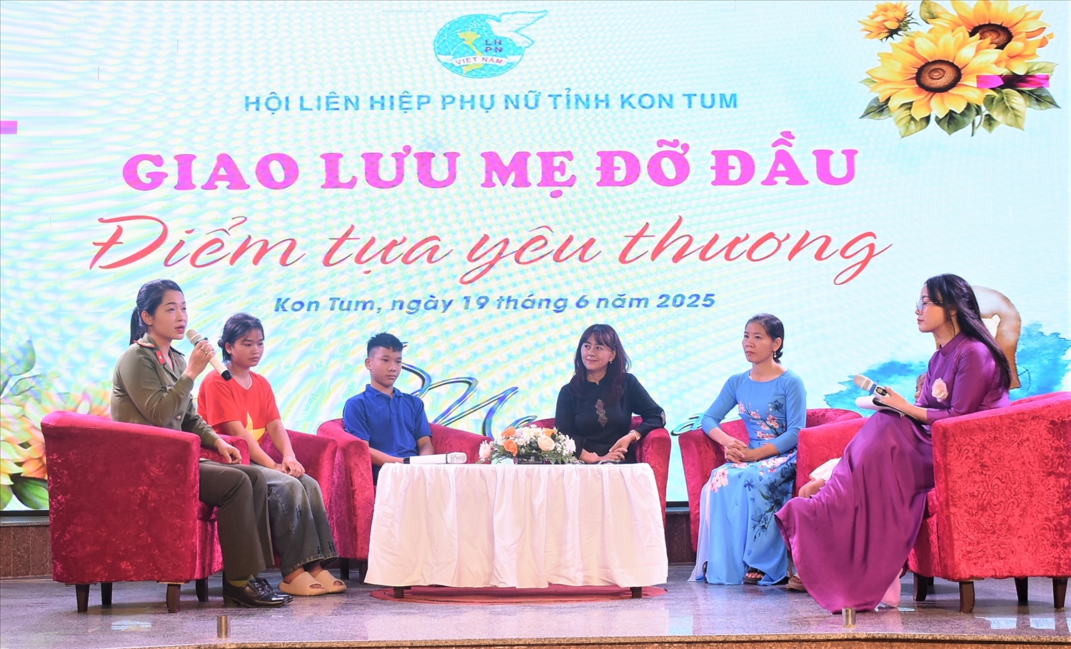 Tại Hội nghị, các cặp mẹ - con trong chương trình “Mẹ đỡ đầu” đã cùng nhau chia sẻ về những tình cảm dành cho nhau trong cuộc sống 