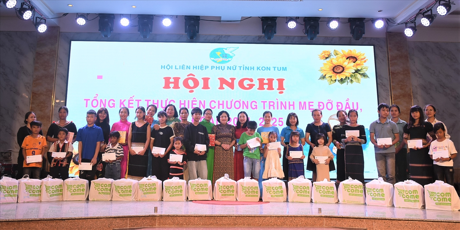 Các nhà tài trợ tặng quà và học bổng cho các con trong chương trình “Mẹ đỡ đầu”