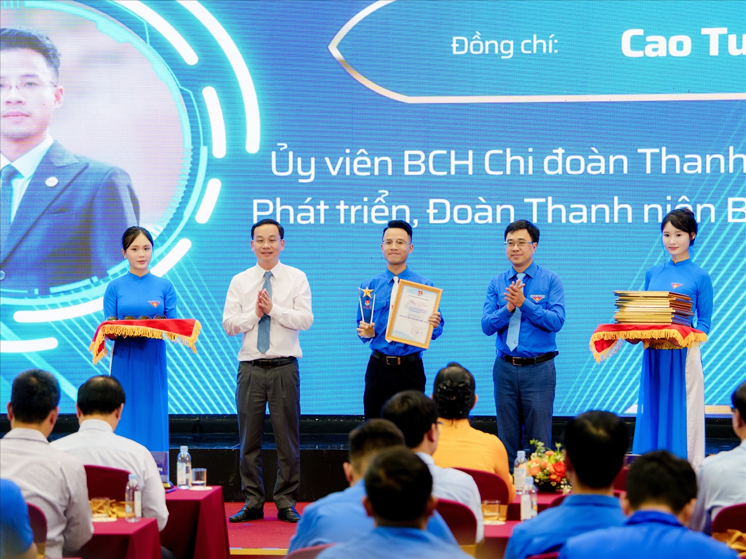 Đồng chí Cao Tuấn Ninh, phóng viên của Báo Dân tộc và Phát triển, đã vinh dự là một trong những cá nhân xuất sắc được vinh danh tại buổi lễ