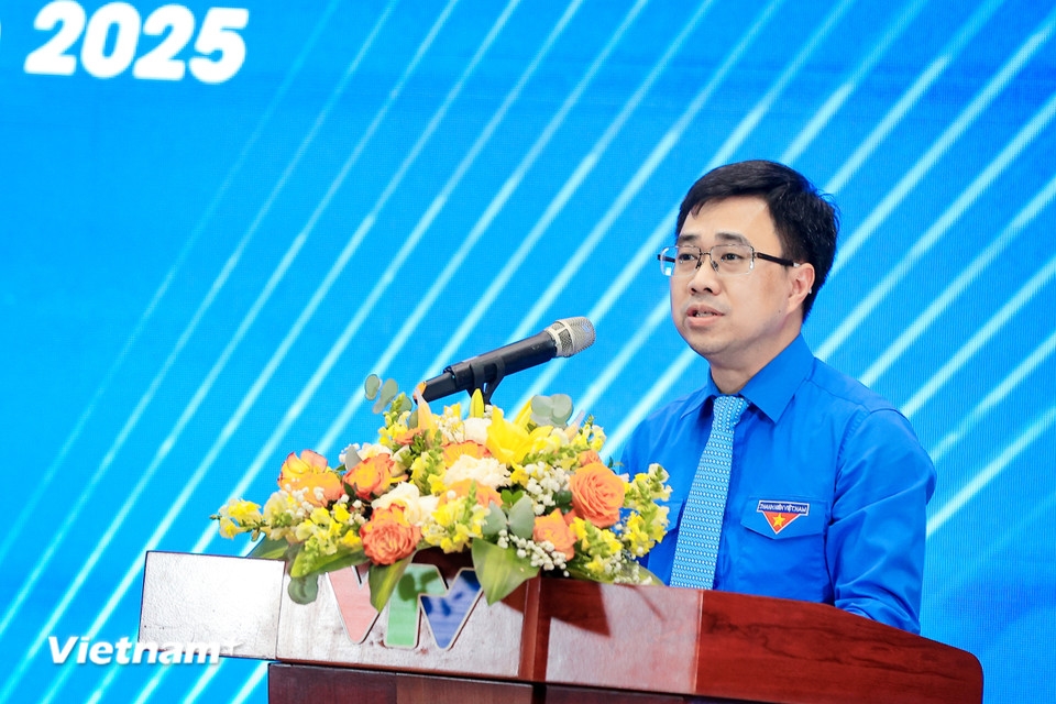 Ủy viên Ban Chấp hành Đảng bộ Chính phủ, Bí thư Đoàn Thanh niên Chính phủ Bùi Hoàng Tùng khẳng định Lễ tuyên dương là nguồn động viên to lớn để các nhà báo trẻ tiếp tục phấn đấu, rèn luyện, thực hiện tốt sứ mệnh của mình. Ông nhấn mạnh vai trò của nhà báo trẻ trong việc kiến tạo dòng chảy thông tin, nói lên tiếng nói của sự thật, mang tinh thần phản biện xã hội cao và định hướng dư luận xã hội. (Nguồn ảnh Vietnamplus)