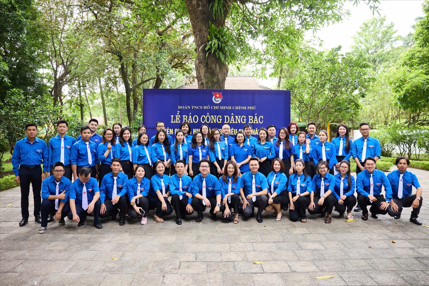 50 Nhà báo trẻ tiêu biểu Đoàn Thanh niên Chính phủ chụp ảnh lưu niệm tại Lễ Báo công dâng Bác tại Khu di tích Chủ tịch Hồ Chí Minh