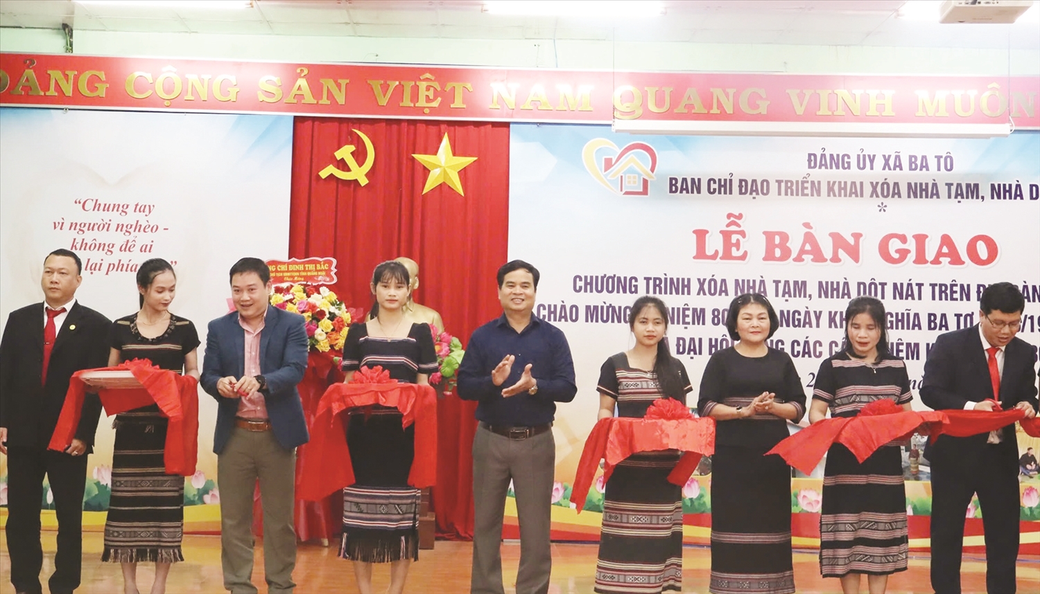 Bí thư Huyện ủy Ba Tơ Đinh Ngọc Vỹ (đứng giữa) tại Lễ bàn giao xóa nhà tạm, nhà dột nát ở xã Ba Tô.