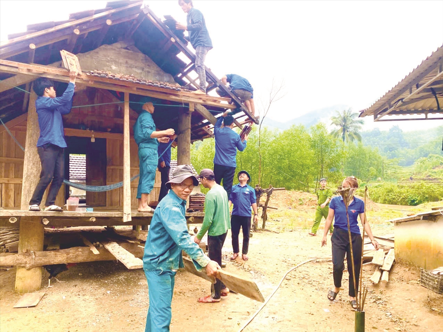 Một ngôi nhà mới tại Ba Tơ đang được hoàn thiện.