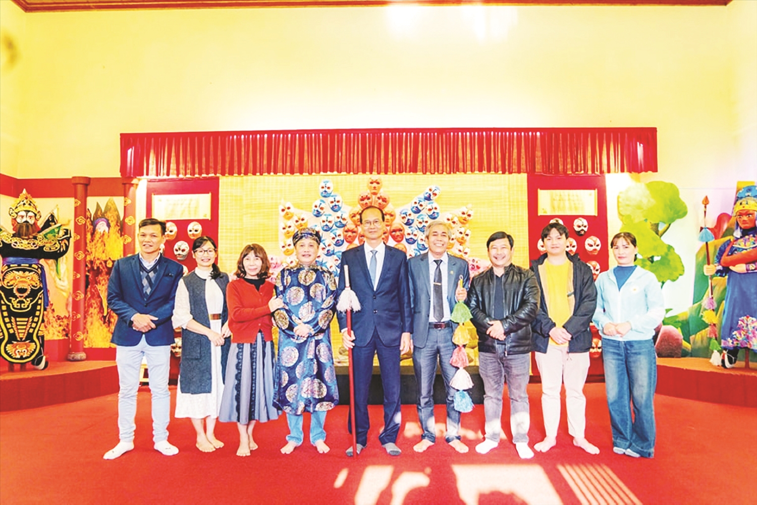 Đạo diễn, NSƯT La Thanh Hùng (áo dài xanh) cùng Giám đốc, nhân viên Trung tâm bảo tồn Di tích Cố đô Huế trong nhà hát Duyệt thị Đường, Đại nội Huế.