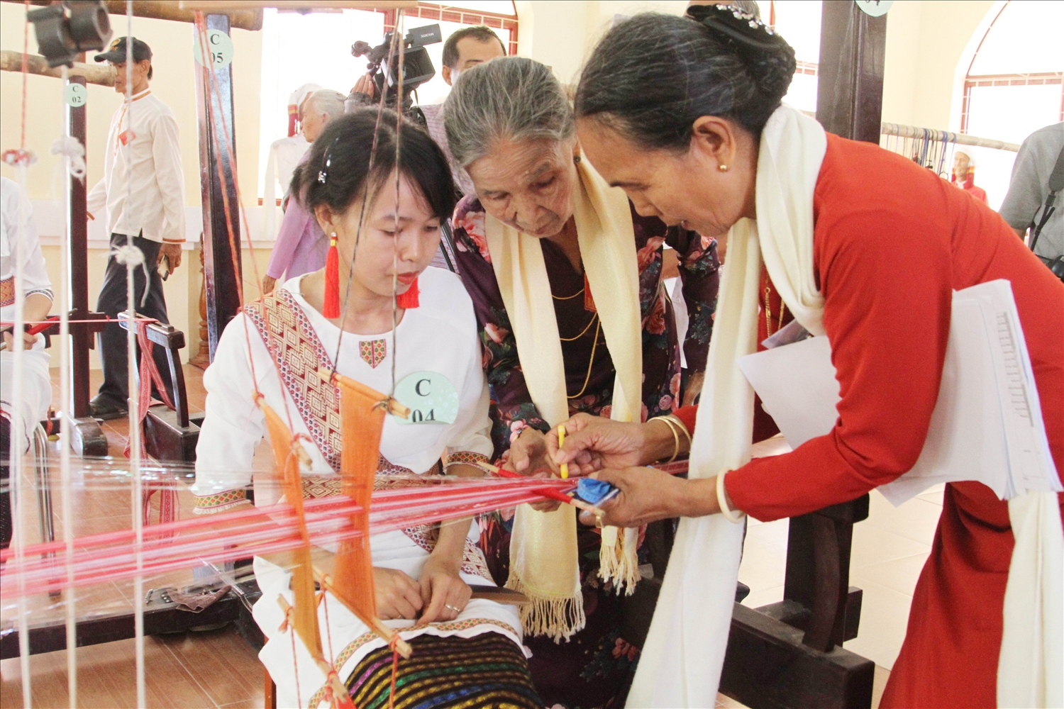 Nghệ nhân Đạt Thị Nam làm giám khảo trong các cuộc thi dệt thổ cẩm ở thị trấn Phước Dân. 