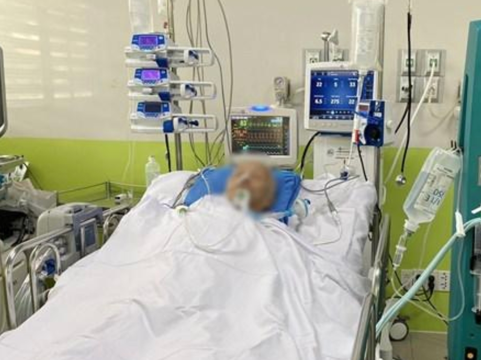Bệnh nhân say nắng nguy kịch phải thở bằng máy. Ảnh: Thu Trang