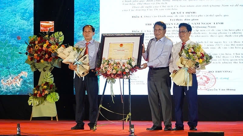 PGS, TS Đặng Văn Bài, Phó Chủ tịch Hội đồng Di sản văn hóa Quốc gia thừa ủy quyền của Bộ Văn hóa, Thể thao và Du lịch trao chứng nhận Tri thức dân gian về Sâm Ngọc Linh, huyện Nam Trà My, tỉnh Quảng Nam. Ảnh: TL