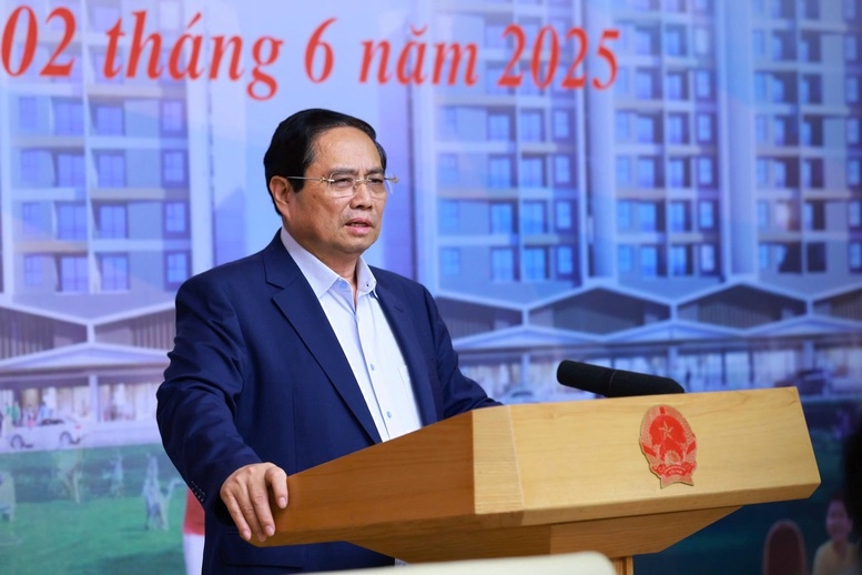 Thủ tướng Phạm Minh Chính nhấn mạnh, nhà ở xã hội không phải nằm ở nơi "khỉ ho cò gáy", đất "đầu thừa đuôi thẹo" mà phải đầy đủ hạ tầng giao thông, điện, nước, viễn thông, xã hội, y tế, văn hóa, giáo dục - Ảnh: VGP/Nhật Bắc