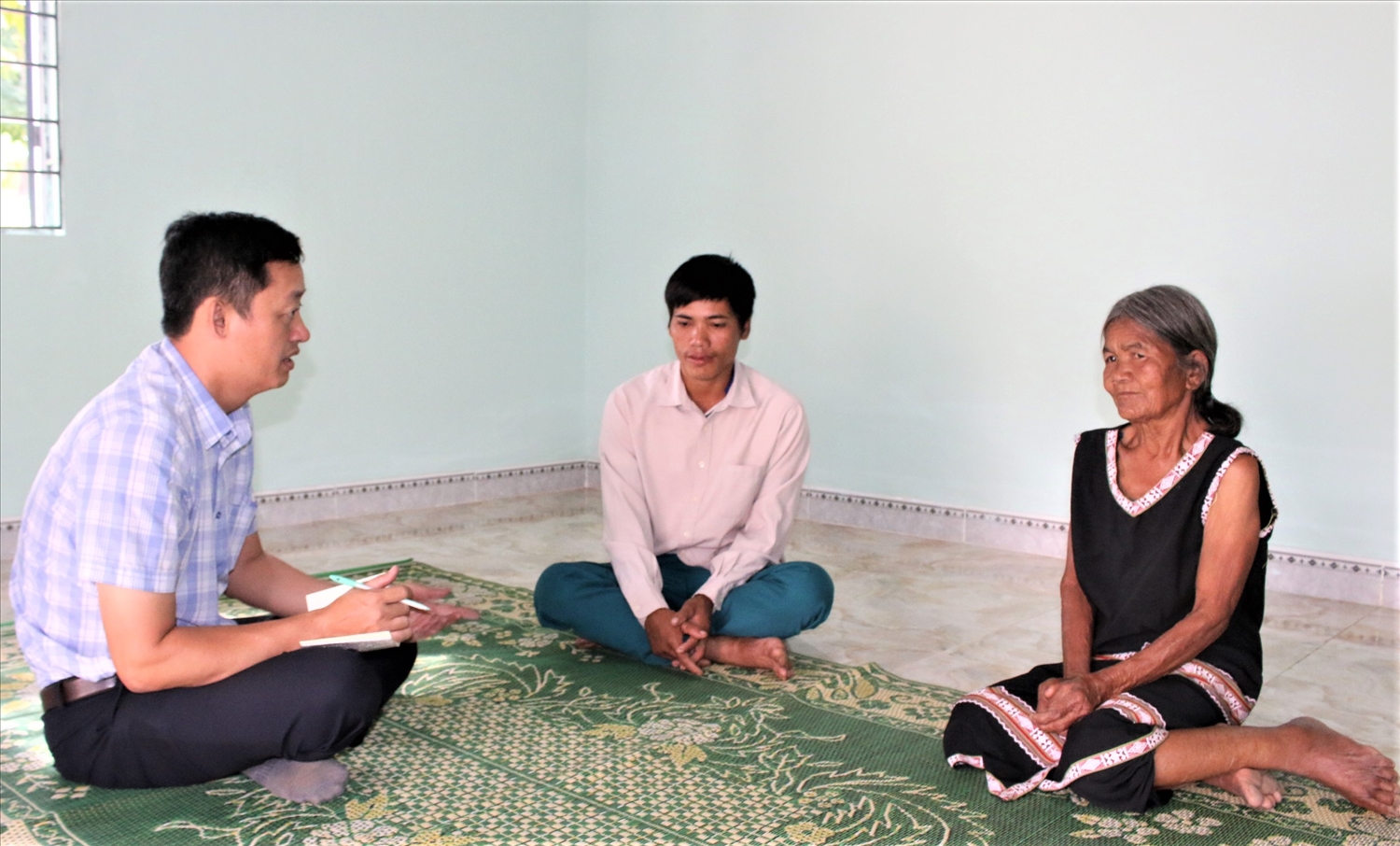 Bà Y Phan (áo thổ cẩm), thôn 3, xã Đăk Pne, huyện Kon Rẫy phấn khởi khi tuổi già được ở trong căn nhà mới khang trang và rộng rãi