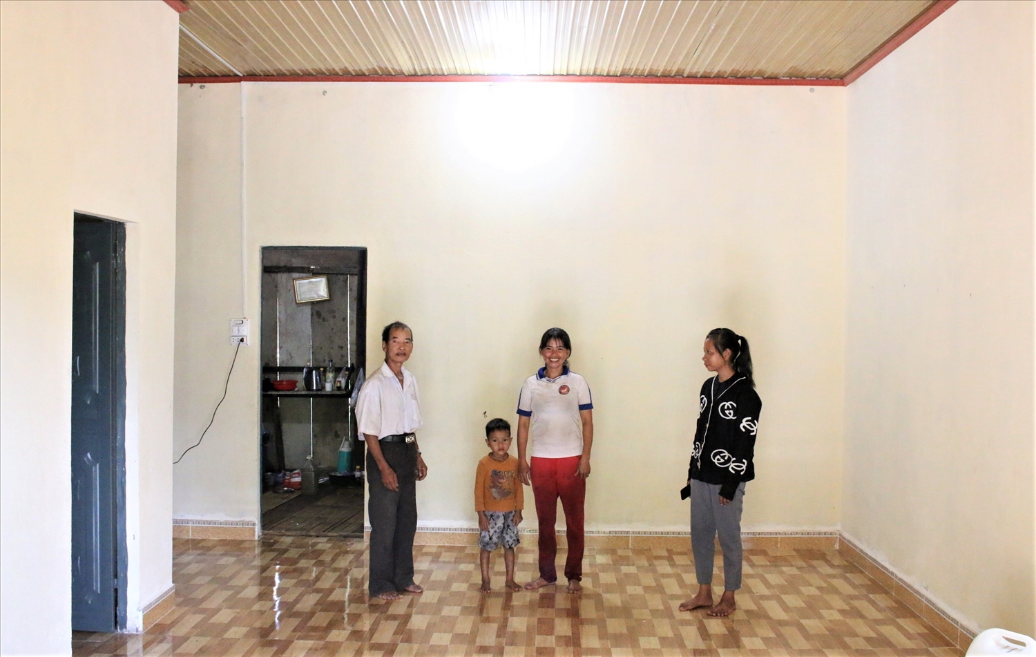Ông A Lít (bên trái), thôn 2, xã Đăk Pne, huyện Kon Rẫy phấn khởi khi được hỗ trợ kinh phí để xây dựng căn nhà khang trang