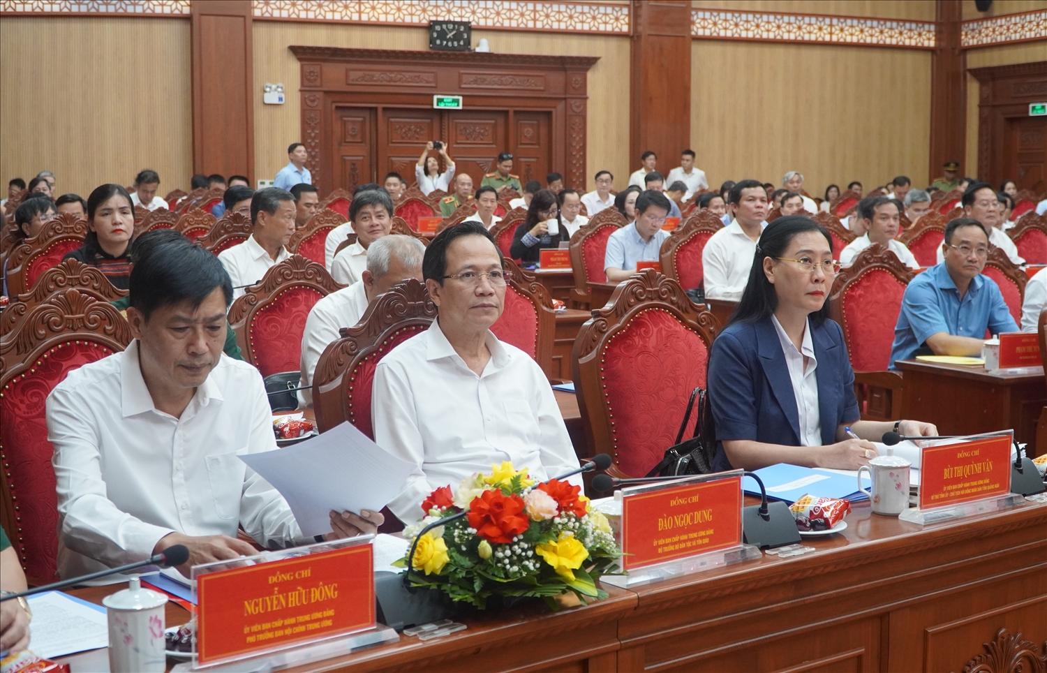Bộ trưởng Bộ Dân tộc và Tôn giáo Đào Ngọc Dung (ngồi giữa) và các đại biểu tham dự buổi làm việc