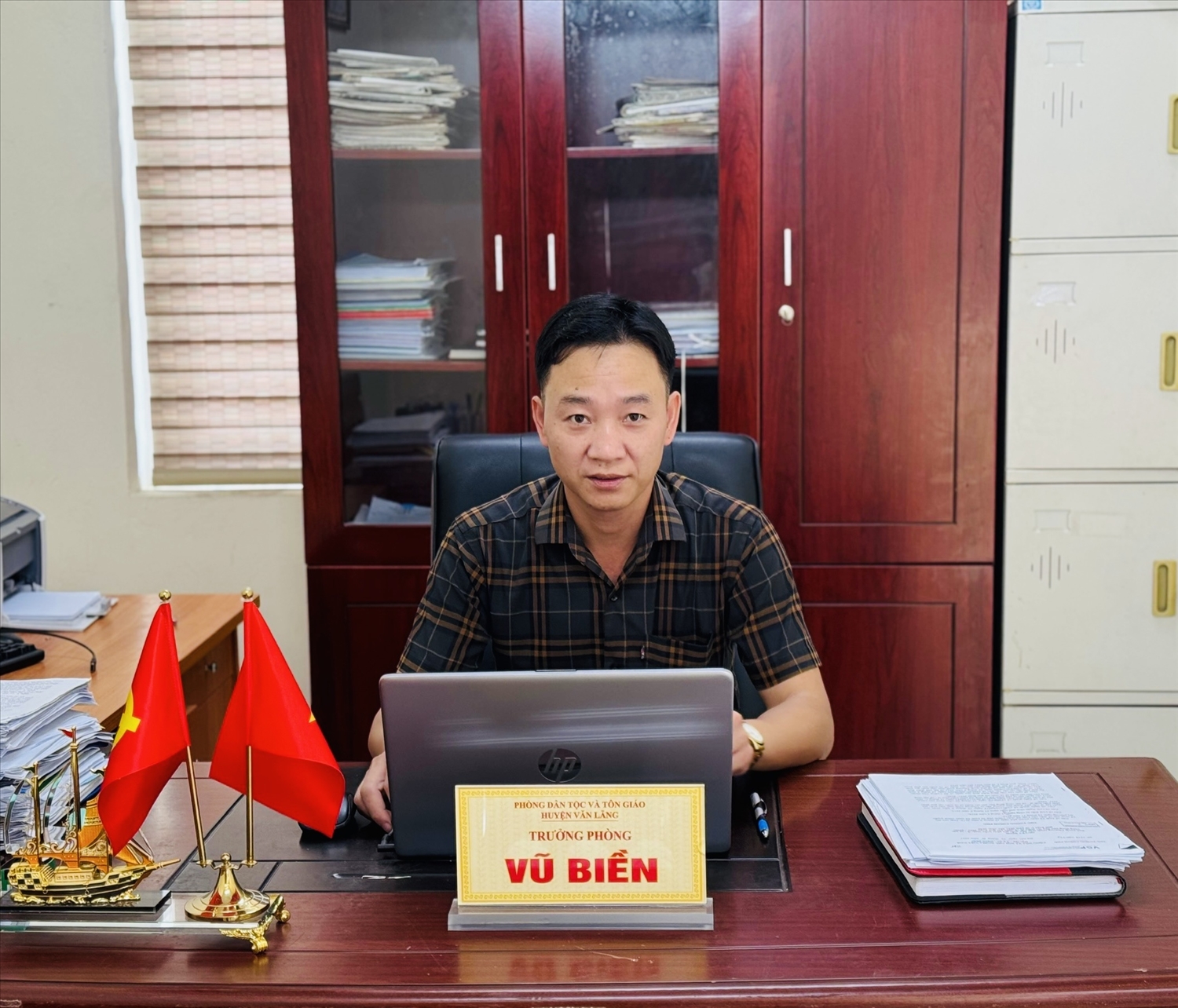 Ông Vũ Biền - Trưởng Phòng Dân tộc và Tôn giáo huyện Văn Lãng chia sẻ thông tin với Báo Dân tộc và Phát triển