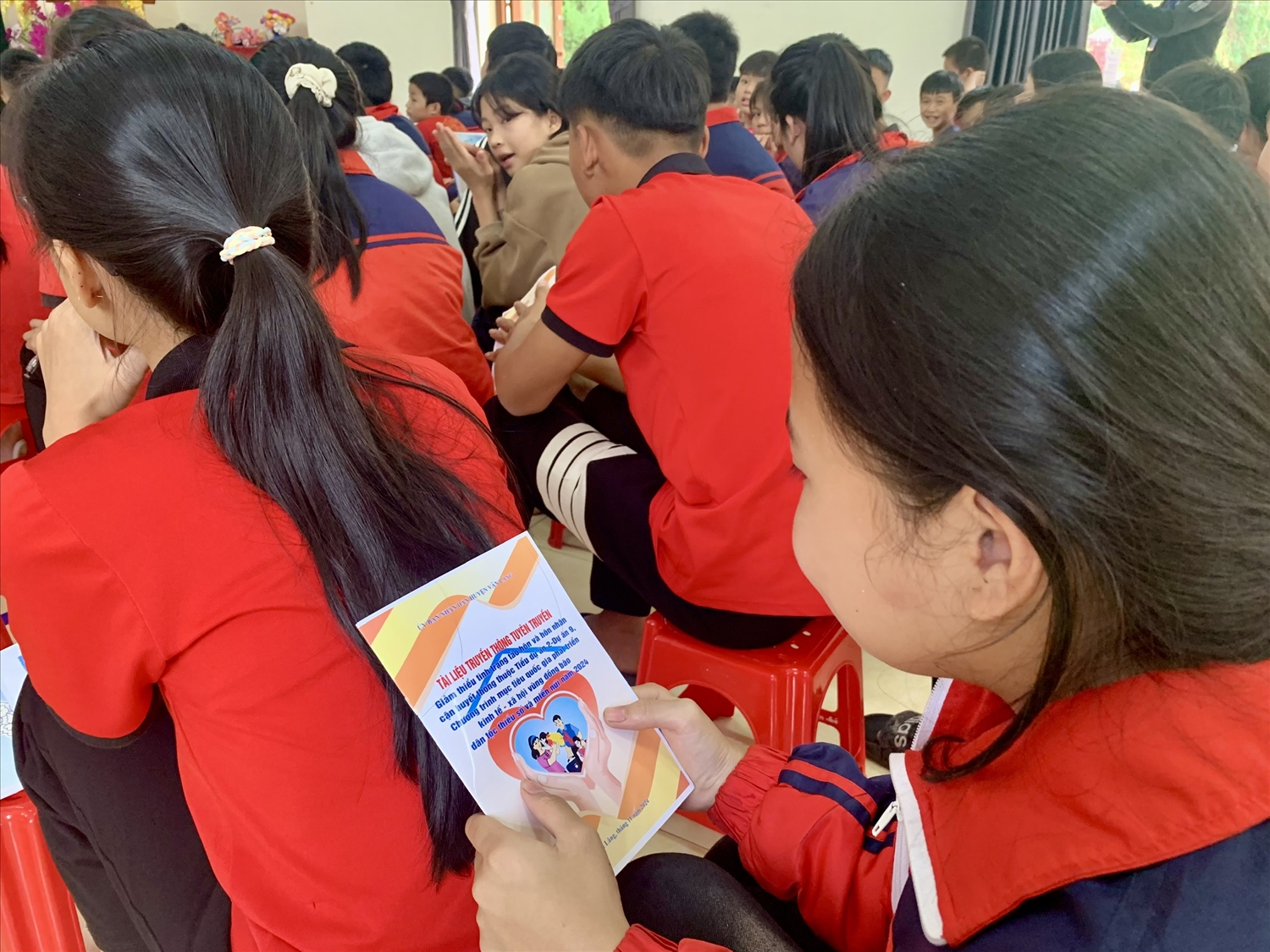 Văn Lãng đẩy mạnh việc tuyên truyền và phát miễn phí tờ rơi và tài liệu tuyên truyền phòng chống tảo hôn trong trường học
