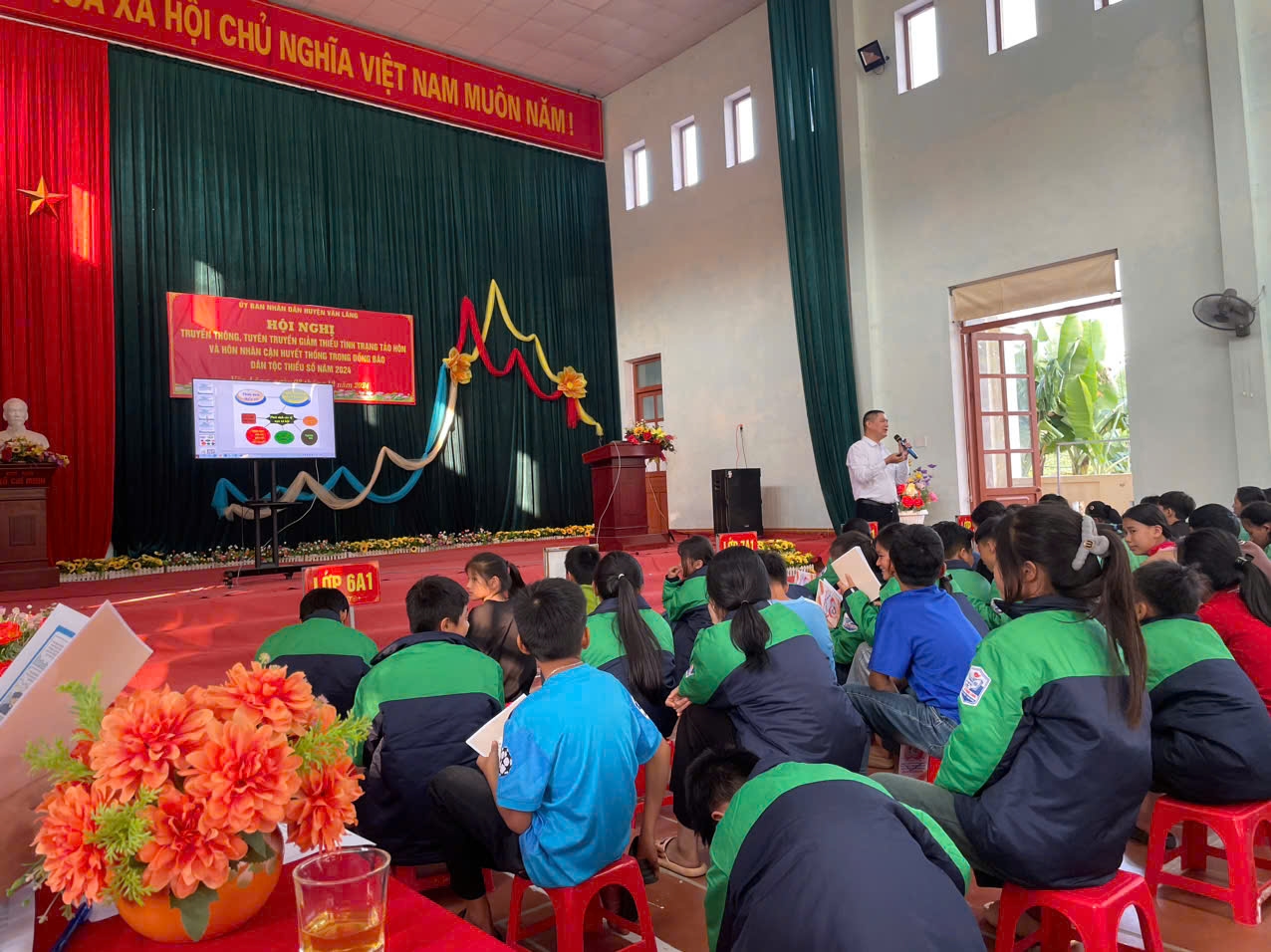 Phòng Dân tộc và Tôn giáo đã triển khai thực hiện nhiều nội dung, chương trình cụ thể, đa dạng hóa các hình thức tuyên truyền như: pano, tờ rơi tuyên truyền; tổ chức hội nghị tuyên truyền cho học sinh tại các đơn vị, trường học trên địa bàn huyện