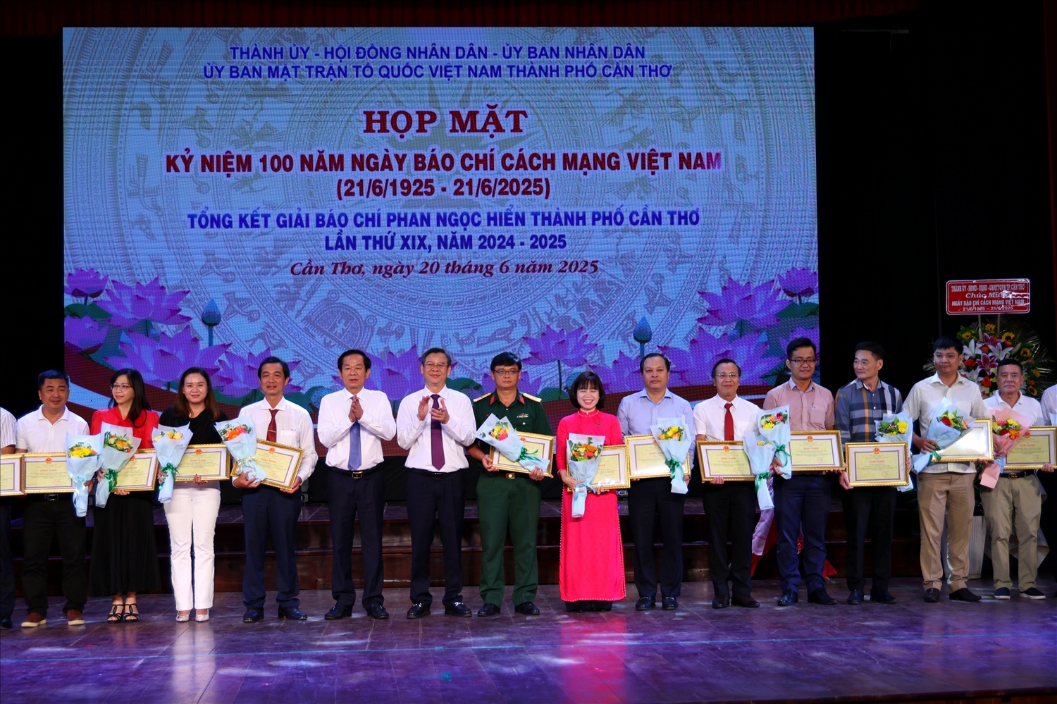 Bí thư Thành ủy Cần Thơ Đỗ Thanh Bình và Chủ tịch UBND TP. Cần Thơ Trương Cảnh Tuyên trao bằng khen cho các tập thể, phóng viên