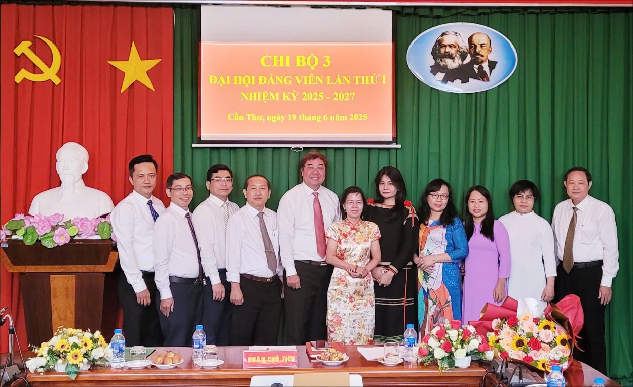 Các đại biểu chụp ảnh lưu niệm