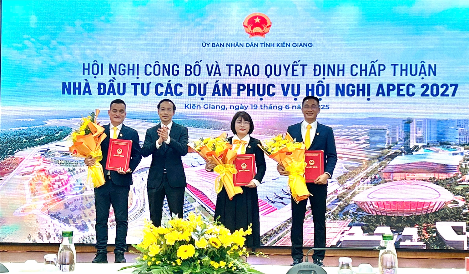 Ông Nguyễn Thanh Nhàn, Phó Bí thư Tỉnh ủy, Chủ tịch UBND tỉnh Kiên Giang đã trao quyết định chấp thuận cho 3 dự án trọng điểm phục vụ hội nghị APEC 2027. (Ảnh: Phương Vũ)