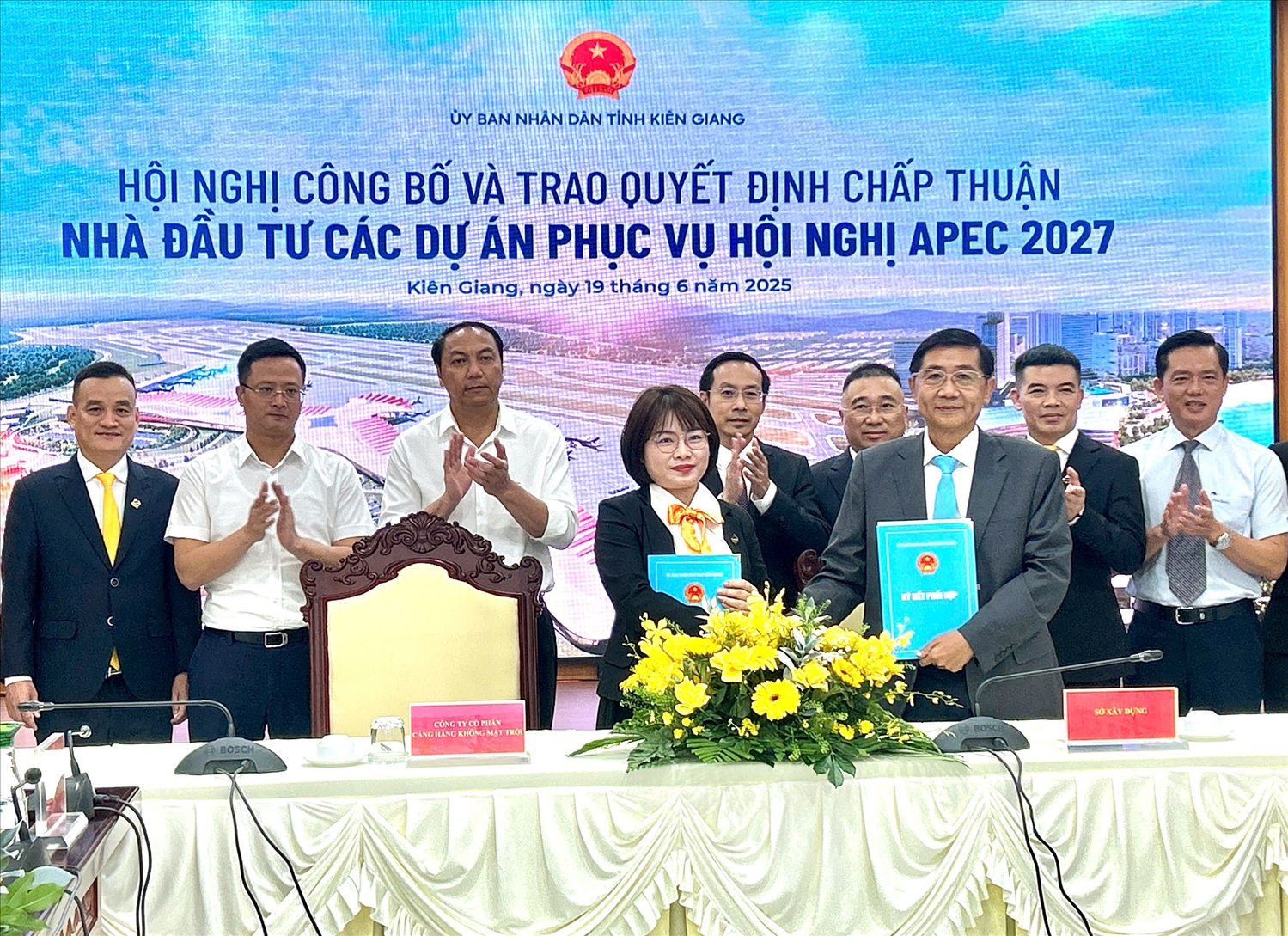 Các nhà đầu tư thực hiện nghi thức ký kết phối hợp với các các đơn vị sở ngành thuộc UBND tỉnh Kiên Giang. 