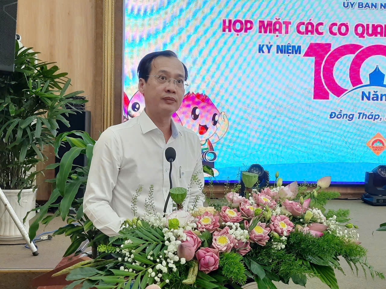 Chủ tịch UBND tỉnh Đồng Tháp Trần Trí Quang phát biểu tại buổi gặp mặt