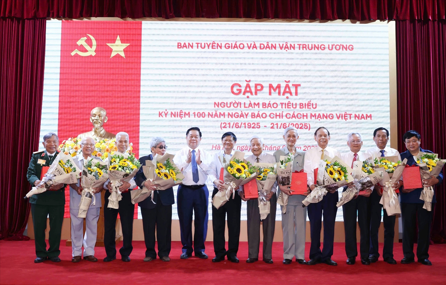Trưởng Ban Tuyên giáo và Dân vận Trung ương Nguyễn Trọng Nghĩa trao quà tri ân cho các nhà báo tiêu biểu. 