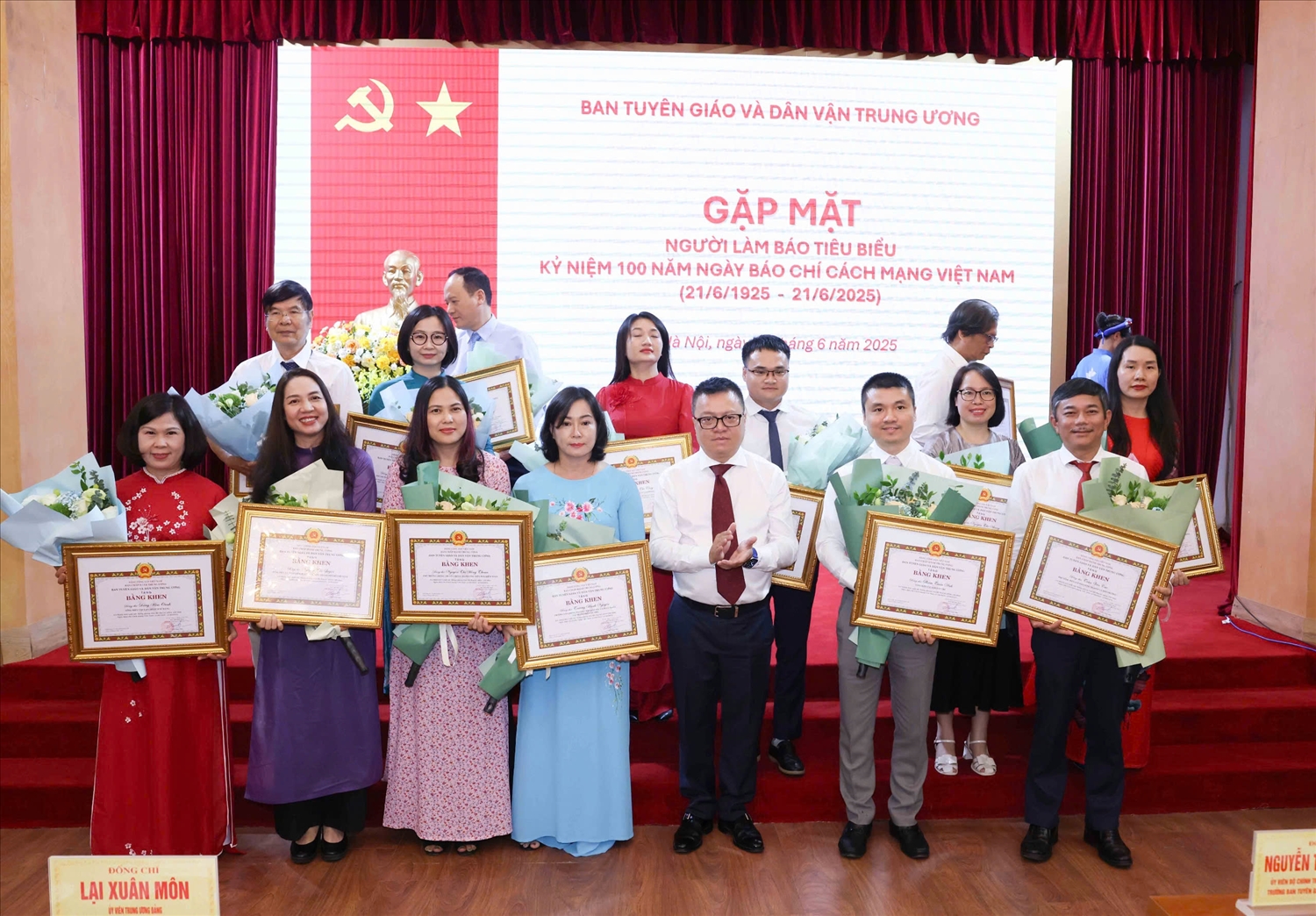 Các nhà báo tiêu biểu nhận Bằng khen của Ban Tuyên giáo và Dân vận Trung ương. 