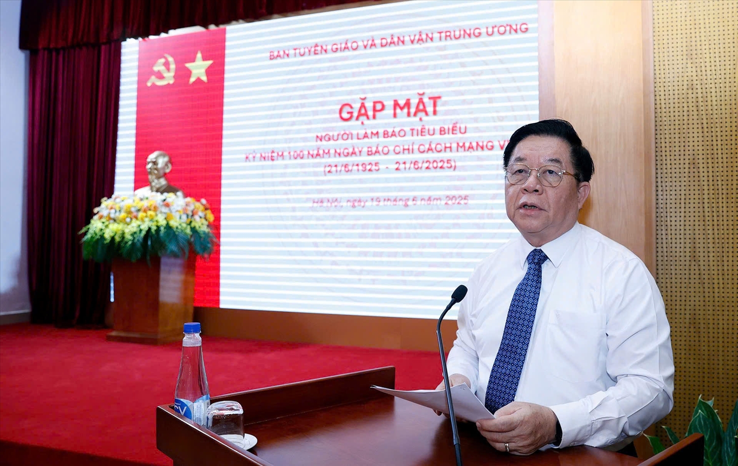 Ông Nguyễn Trọng Nghĩa, Uỷ viên Bộ Chính trị, Bí thư Trung ương Đảng, Trưởng Ban Tuyên giáo và Dân vận Trung ương phát biểu tại buổi gặp mặt. 