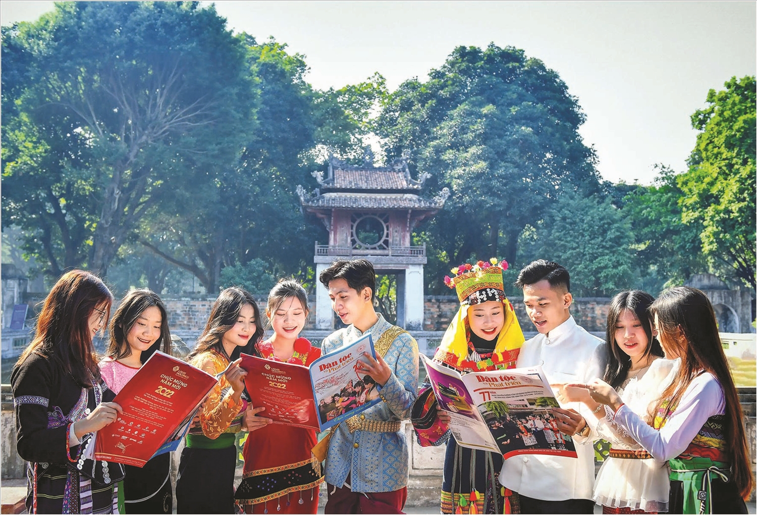 Các em học sinh, sinh viên DTTS tiêu biểu, xuất sắc toàn quốc năm 2023 xem ấn phẩm của Báo Dân tộc và Phát triển tại Văn Miếu Quốc Tử Giám