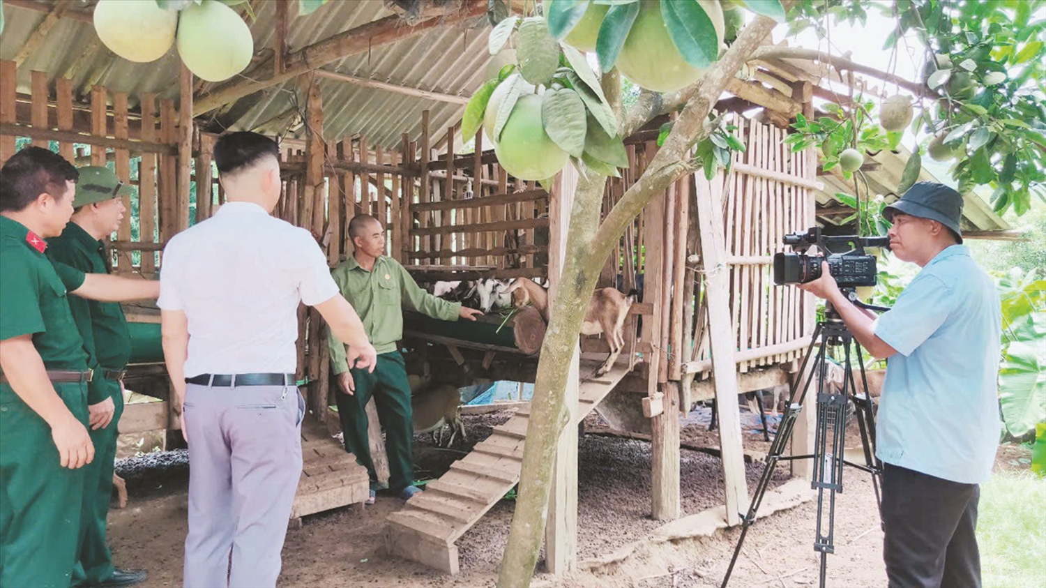 Anh Phạm Ngọc Lợi, cán bộ Trung tâm Truyền thông và Văn hóa huyện Ba Chẽ tác nghiệp