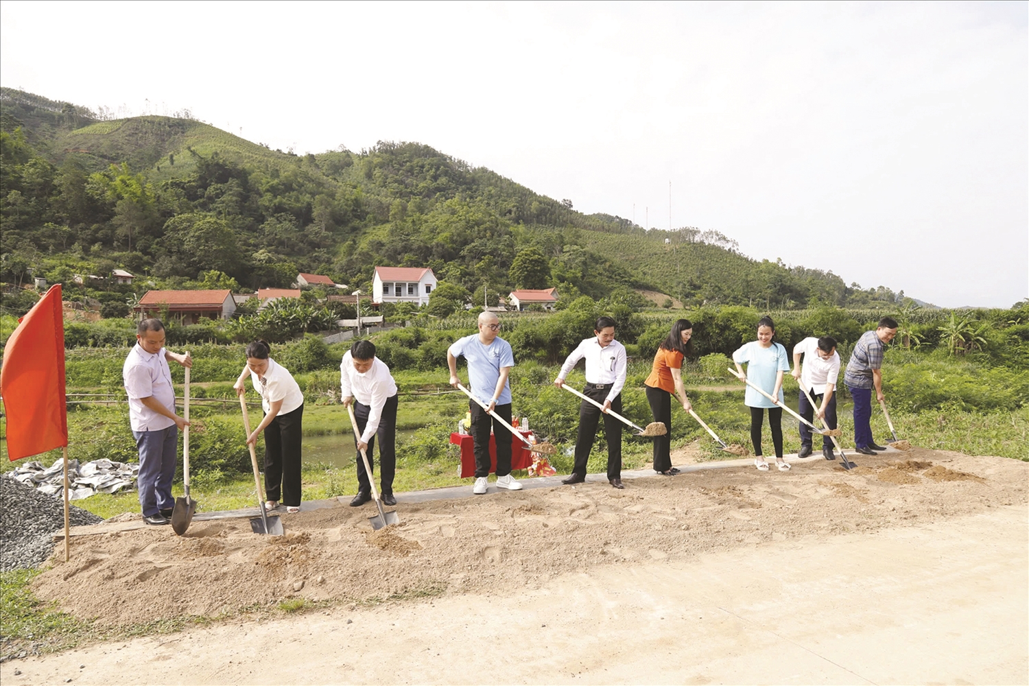  Tổng Biên tập Báo Dân tộc và Phát triển Lê Công Bình (thứ năm từ trái qua phải) tại Lễ khởi công Cầu Thiện Ước 2 tại thôn Làng Hăng, xã Quan Sơn, huyện Chi Lăng, tỉnh Lạng Sơn