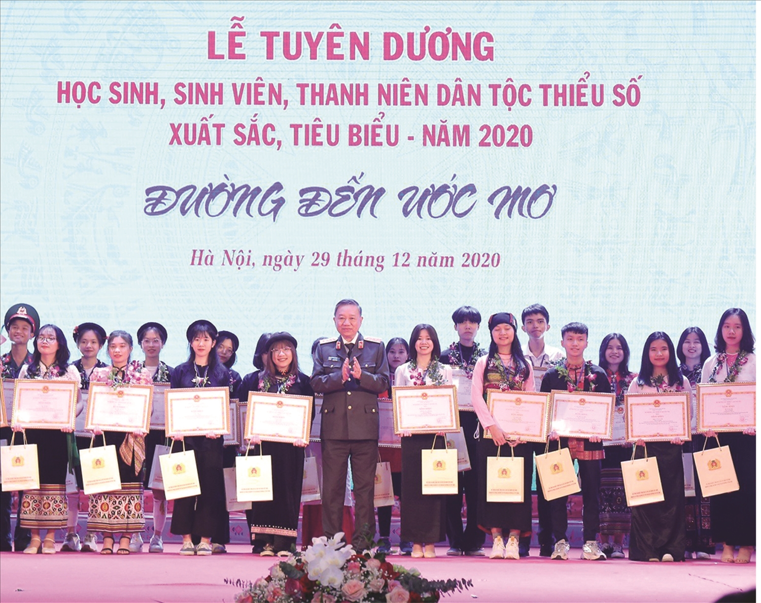 Đại tướng Tô Lâm, Bộ trưởng Bộ Công an (nay là Tổng Bí thư Ban Chấp hành Trung ương Đảng) trao Bằng khen và tặng quà các em học sinh, sinh viên, thanh niên DTTS xuất sắc, tiêu biểu tại Lễ Tuyên dương học sinh, sinh viên, thanh niên DTTS xuất sắc, tiêu biểu năm 2020 do Báo Dân tộc và Phát triển tổ chức.