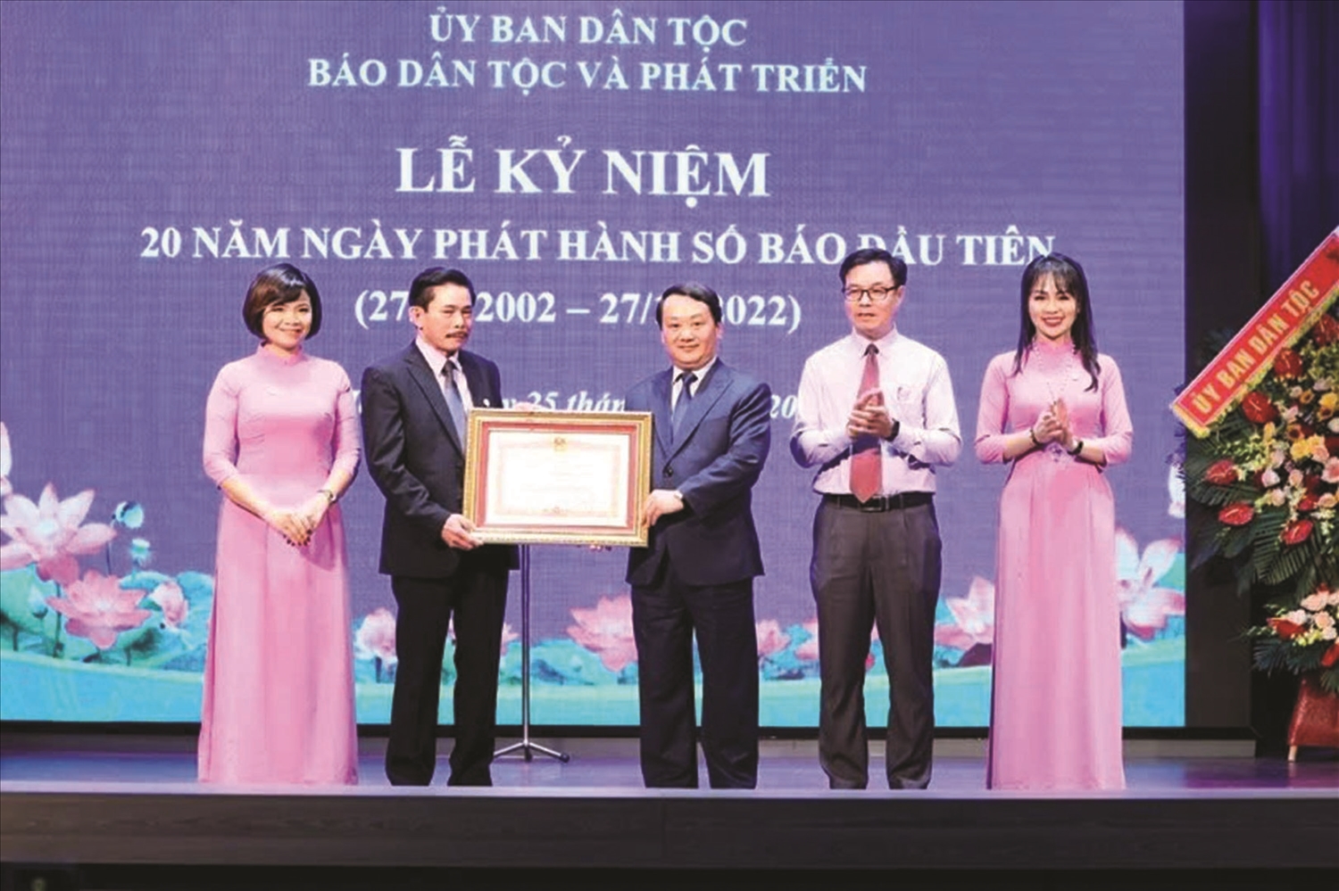 Nhân dịp Kỷ niệm 20 năm Ngày phát hành số báo đầu tiên (27/10/2002 - 27/10/2022), thừa ủy quyền của Thủ tướng Chính phủ, Bộ trưởng, Chủ nhiệm UBDT Hầu A Lềnh trao Bằng khen của Thủ tướng Chính phủ cho tập thể Báo Dân tộc và Phát triển