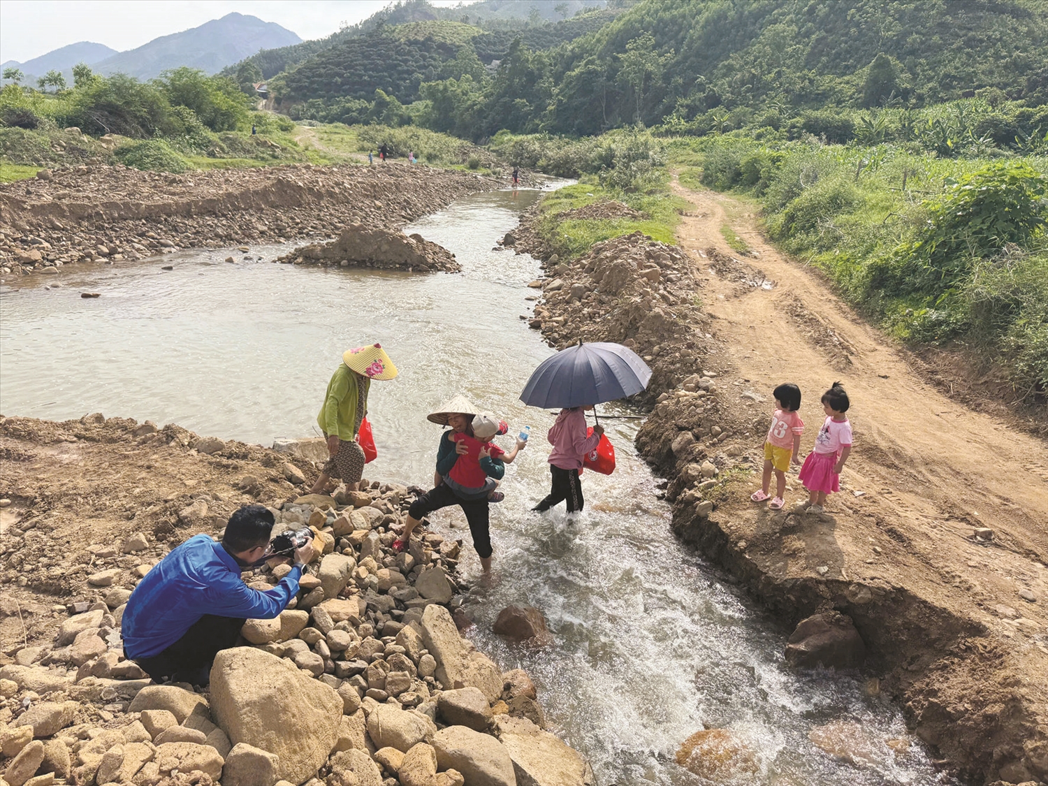 Phóng viên của Báo Dân tộc và Phát triển tác nghiệp tại vùng đồng bào DTTS.