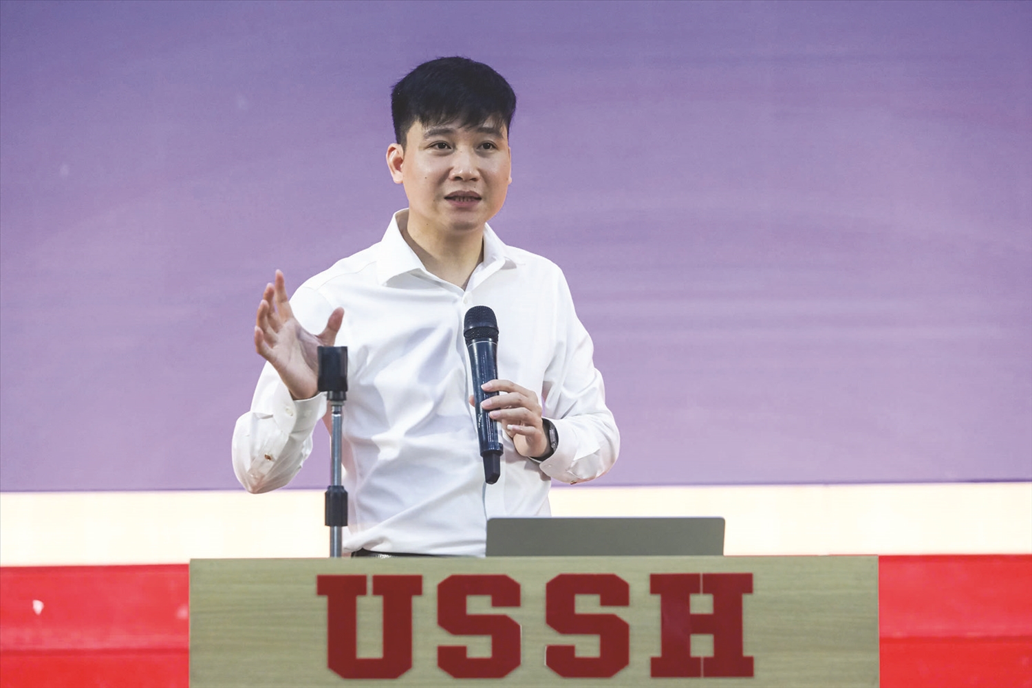 Ông Bùi Công Duyến, Giám đốc sản phẩm Tòa soạn hội tụ ONECMS chia sẻ tại Diễn đàn “Kết nối công nghệ và Đổi mới sáng tạo báo chí-truyền thông Việt Nam 2025: “Sức mạnh AI cho nhà truyền thông trẻ”.