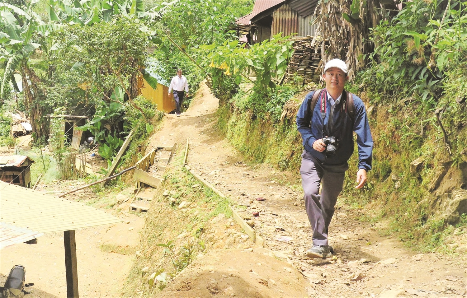Phóng viên Ngọc Chí trên đường lên làng Đăk Bối, xã Mường Hoong, huyện Đăk Glei, tỉnh Kon Tum.