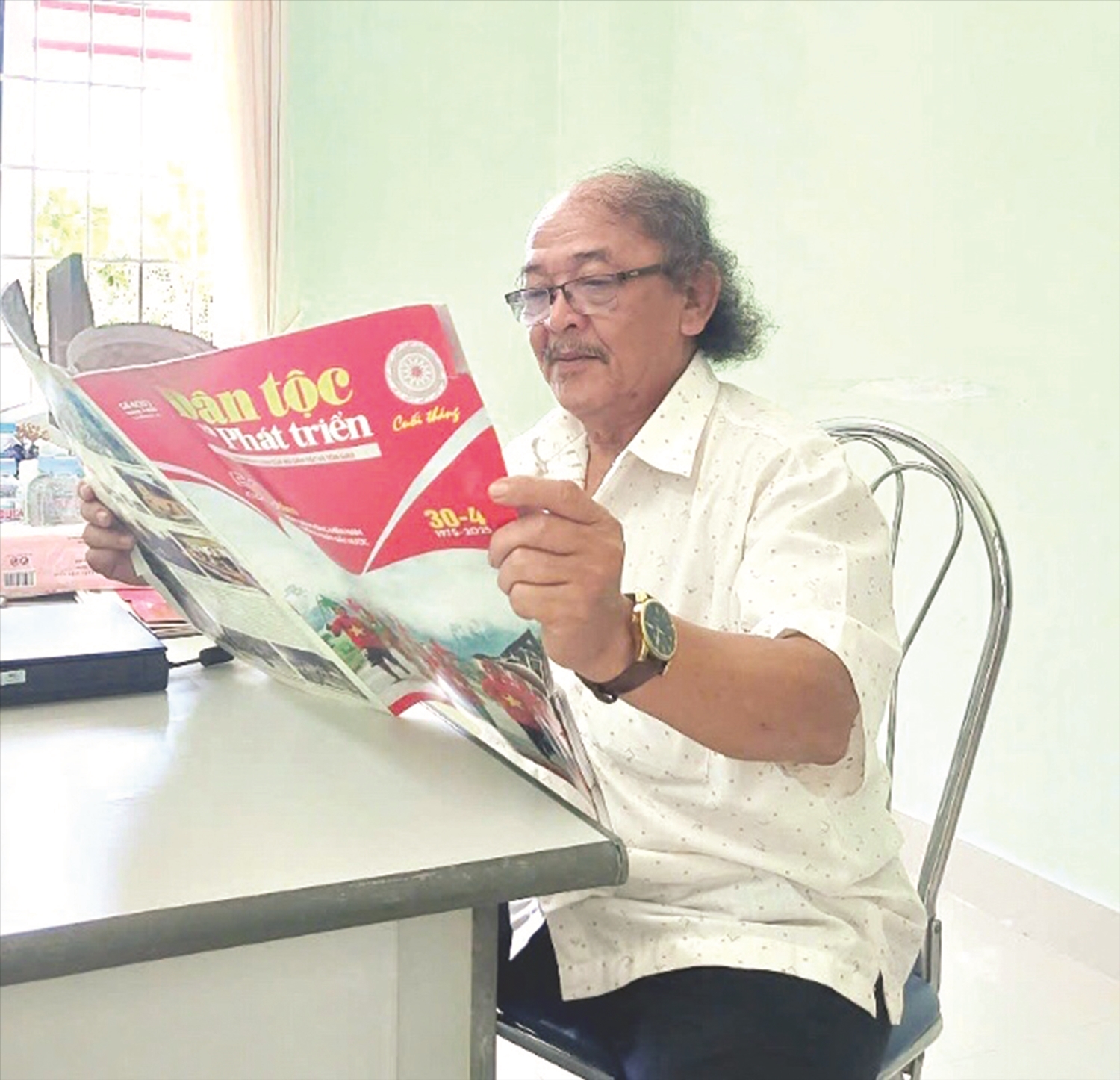 Cộng tác viên Hoàng Hà Thế với các nghệ nhân người Tày - Nùng của CLB Hát Then ở thôn Tân Lập, xã Ea Ly, huyện Sông Hinh, tỉnh Phú Yên.