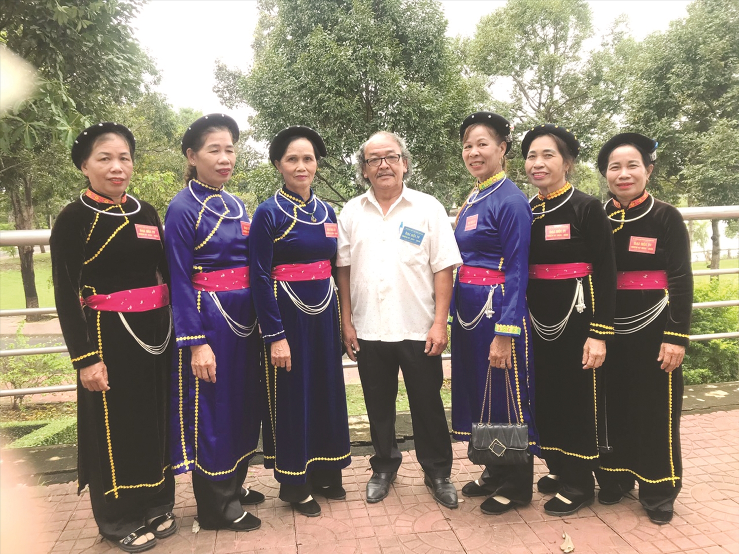 Cộng tác viên Hoàng Hà Thế với các nghệ nhân người Tày - Nùng của CLB Hát Then ở thôn Tân Lập, xã Ea Ly, huyện Sông Hinh, tỉnh Phú Yên.