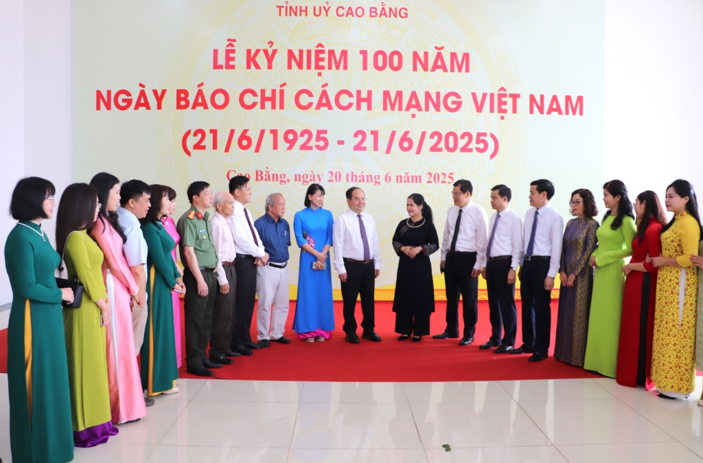 Lãnh đạo tỉnh Cao Bằng trao đổi với phóng viên, báo chí