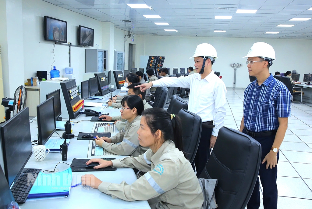 Lãnh đạo Công ty TNHH Một thành viên Đạm Ninh Bình kiểm tra sản xuất