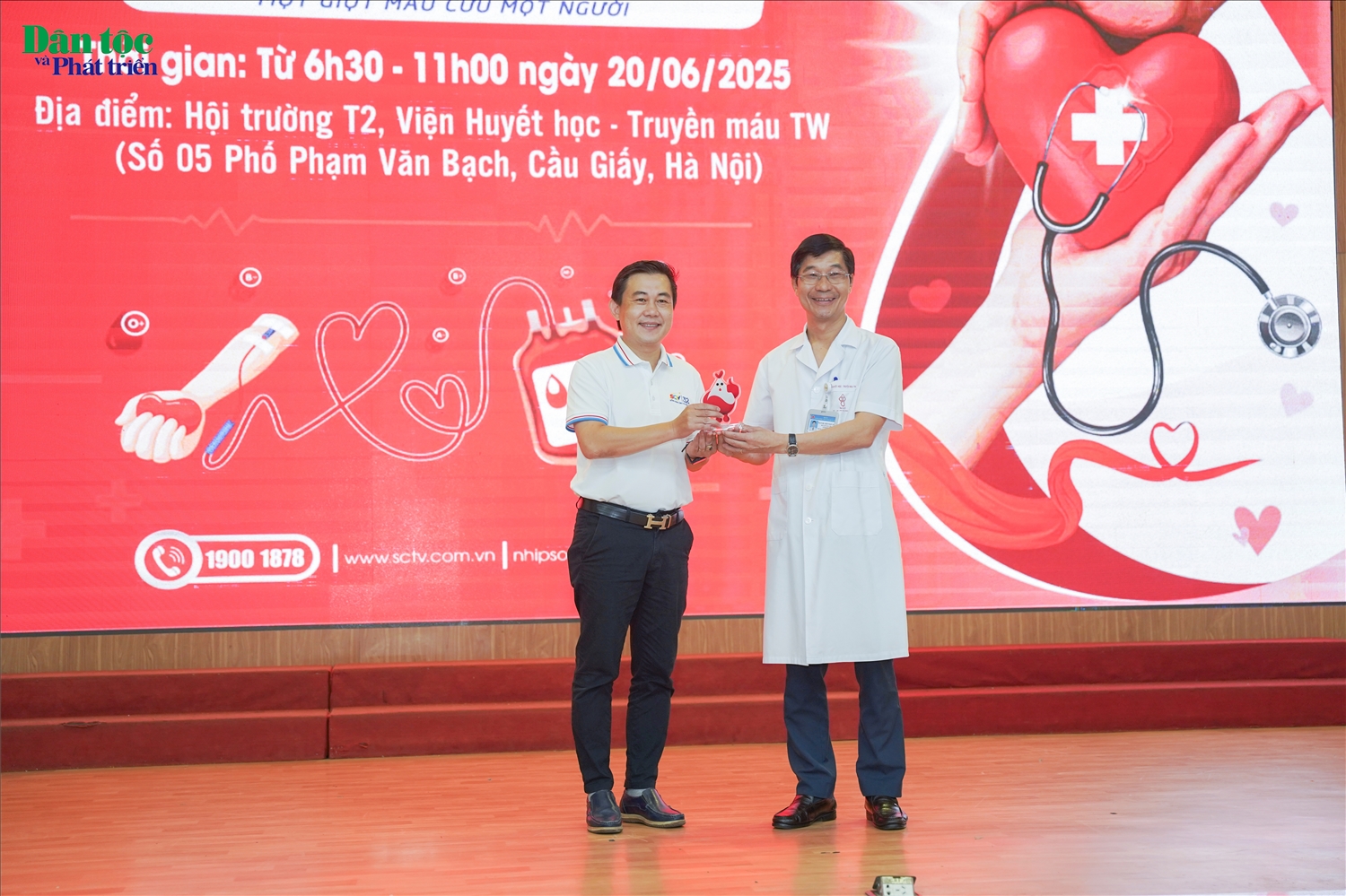 PGS. TS. Trần Ngọc Quế trao huy hiệu lưu niệm cho đại diện SCTV, tri ân sự đồng hành trong công tác hiến máu.