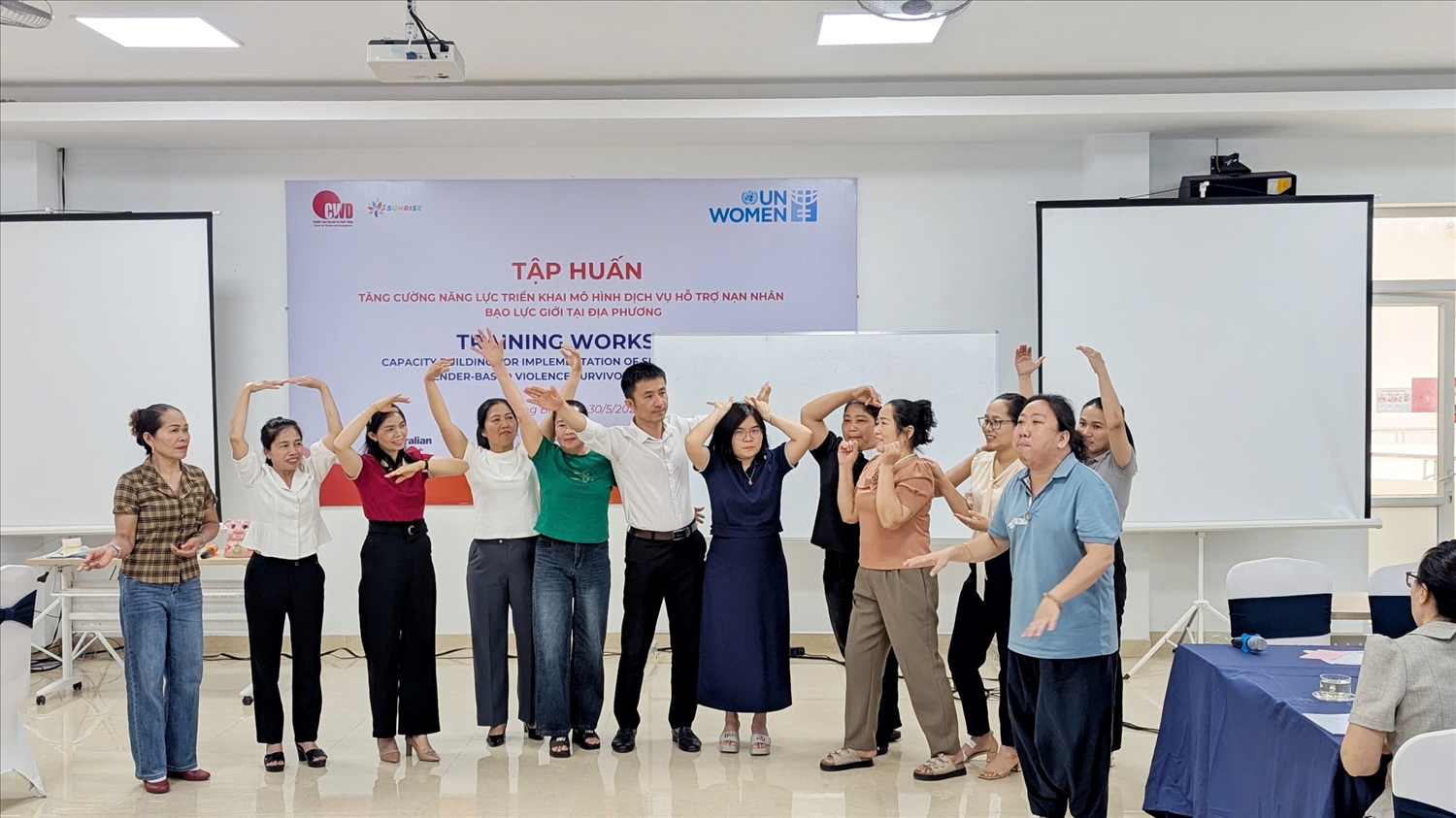 Khóa tập huấn chuyên sâu đã được tổ chức cho hơn 50 cán bộ các tỉnh, tập trung vào các nội dung: khung pháp lý, đặc điểm tâm lý nạn nhân, quy trình đánh giá rủi ro, kỹ năng giao tiếp và xử lý tình huống thực tế