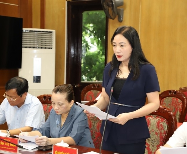 Giám đốc Sở Dân tộc và Tôn giáo Vũ Thị Hương phát biểu, giải trình một số vấn đề đại biểu Quốc hội quan tâm đặt câu hỏi
