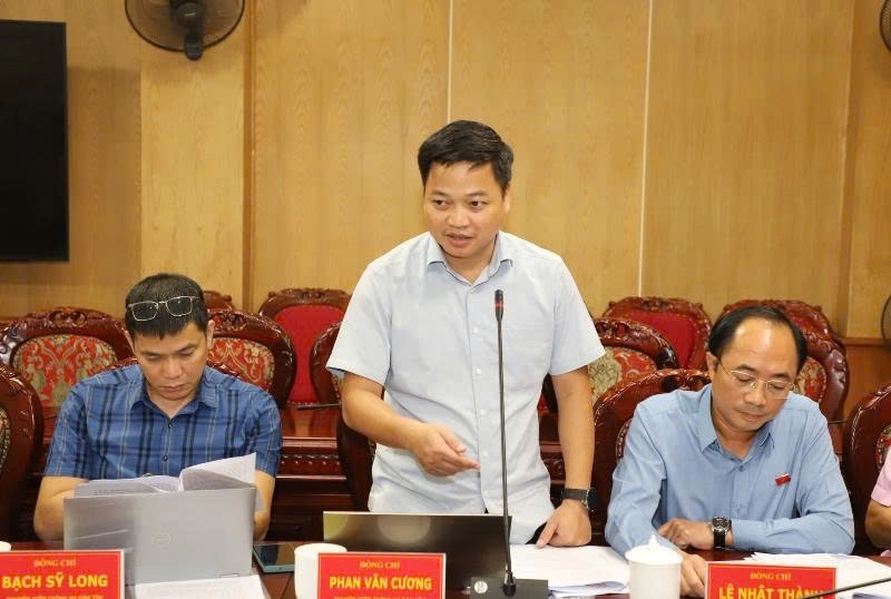 Đại biểu đặt câu hỏi tại buổi khảo sát
