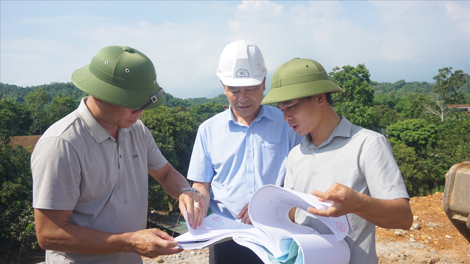 Đại diện chủ đầu tư và nhà thầu tiếp tục theo dõi, đánh giá tình trngj lún, nứt để có phương án xử lý đúng theo yêu câu kỹ thuật