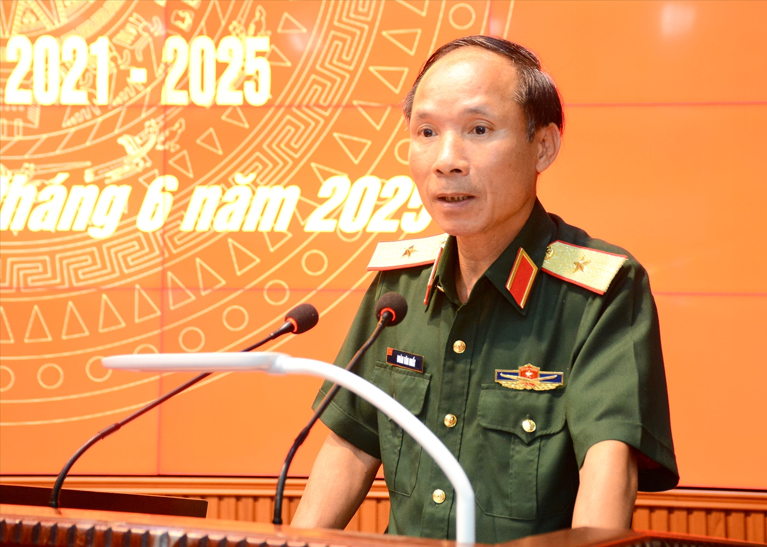 Thiếu tướng Đoàn Văn Nhất, Phó chủ nhiệm Chính trị Quân khu 5 phát biểu tại hội nghị