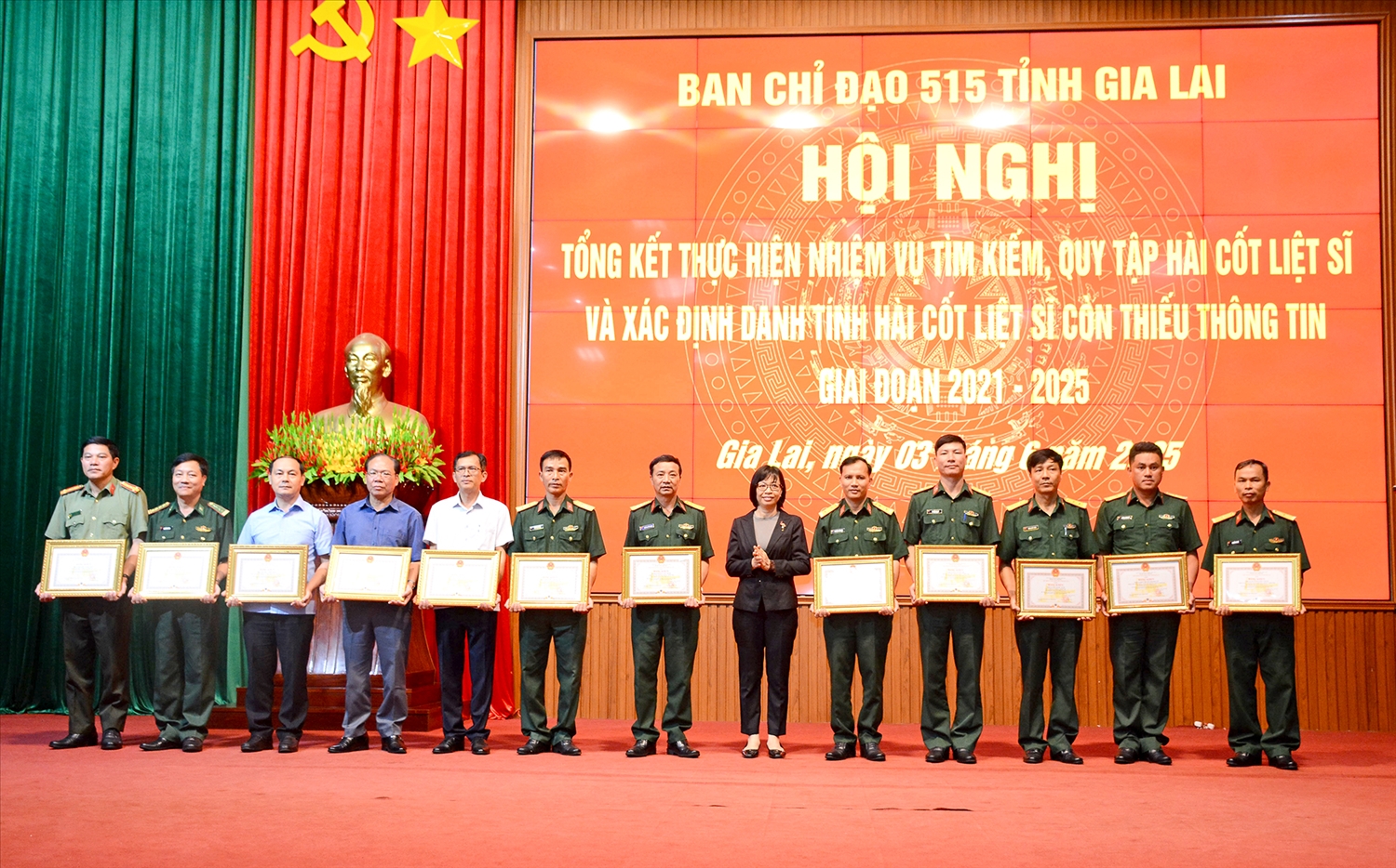 UBND tỉnh Gia Lai đã trao bằng khen tặng các cá nhân có thành tích trong thực hiện nhiệm vụ tìm kiếm, quy tập hài cốt liệt sĩ giai đoạn 2021 - 2025