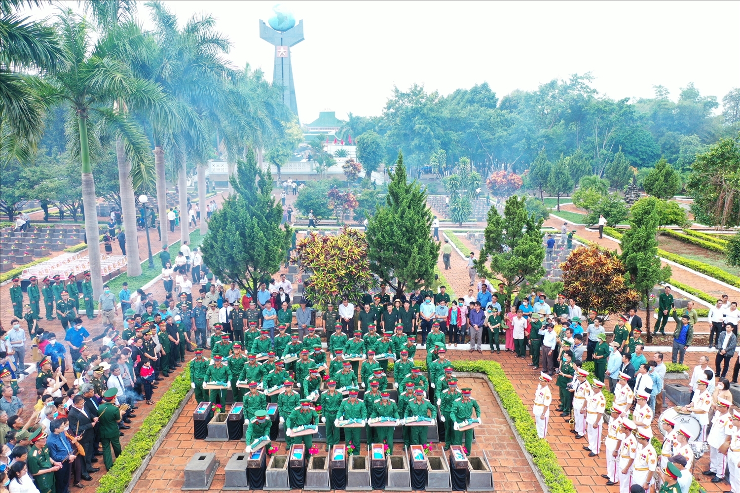 Cán bộ, chiến sĩ LLVT tỉnh, thực hiện nghi lễ An táng các Liệt sĩ tại Nghĩa trang Liệt sĩ huyện Đức Cơ